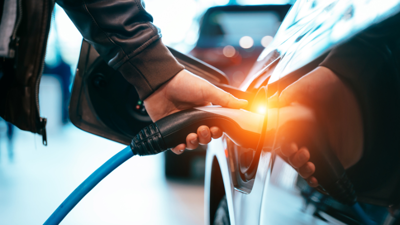 Entenda com Kelsem Ricardo Rios Lima as principais diferenças entre veículos elétricos e a combustão e qual deles se adapta melhor ao seu estilo de vida.