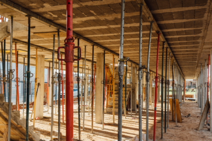 Valderci Malagosini Machado explora o uso de blocos de concreto de alta resistência no controle de deformações em alvenarias estruturais de múltiplos pavimentos.