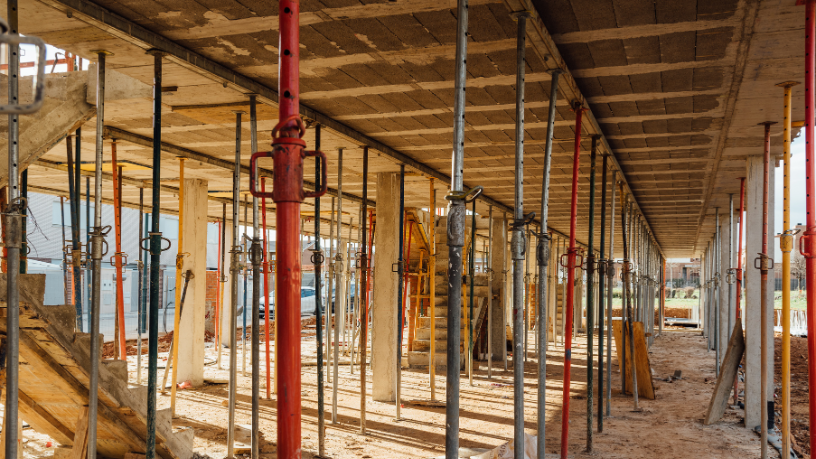 Valderci Malagosini Machado explora o uso de blocos de concreto de alta resistência no controle de deformações em alvenarias estruturais de múltiplos pavimentos.