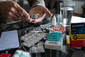 Automedicação no Brasil: riscos invisíveis, consequências reais e o alerta para a saúde pública