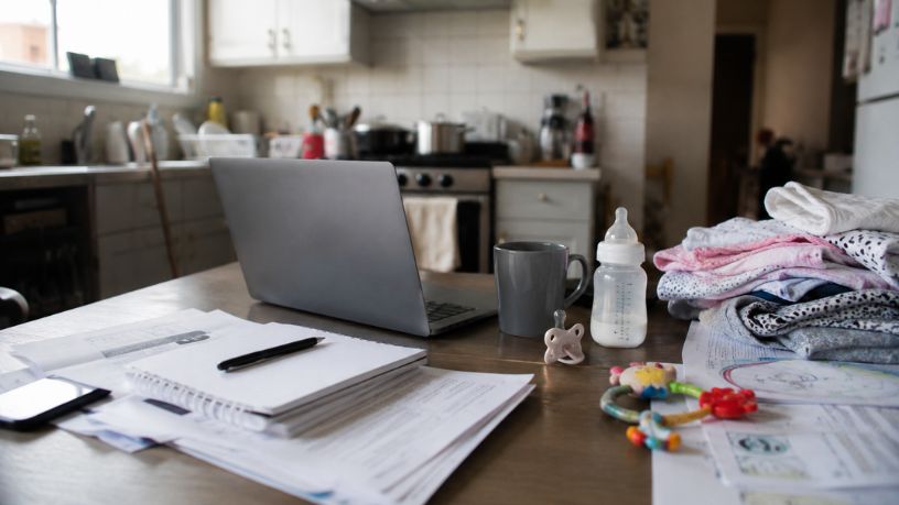 Como a Sobrecarga do Trabalho de Cuidado Afasta as Mulheres do Espaço Político